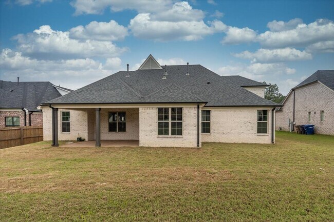 Building Photo - Like New 6 BR/ 4.5 BA in Lakeland