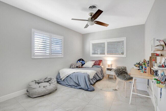 Building Photo - 1300 SW 13th St