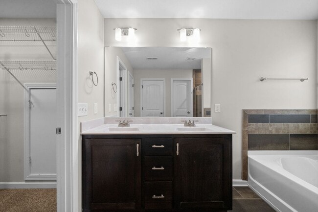 Building Photo - Pet Friendly Three Bedroom in Rossview!