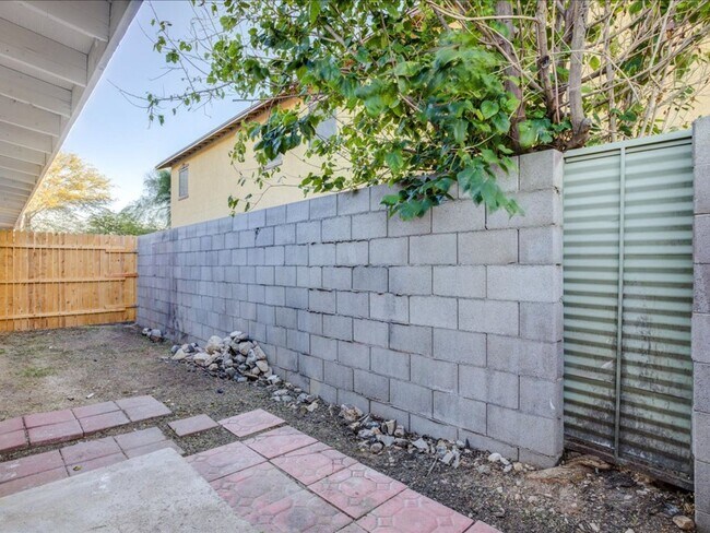 Building Photo - Fully Remodeled 2 Bedroom Home – Modern Co...