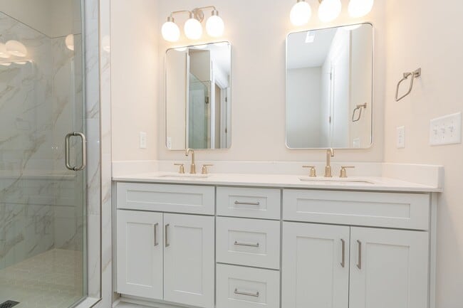 Building Photo - Beautiful 3BR 2.5BA Townhome w/ Full Appliance Kitchen • Garage Parking • Ultra-Modern