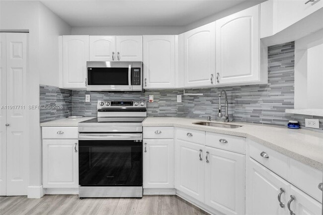 Building Photo - 10018 Hammocks Blvd