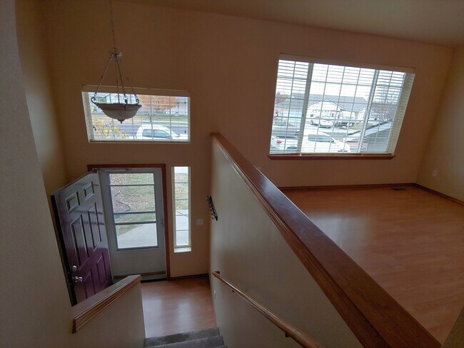 Building Photo - Large 3/2 in the Singing Hills Neighborhoo...
