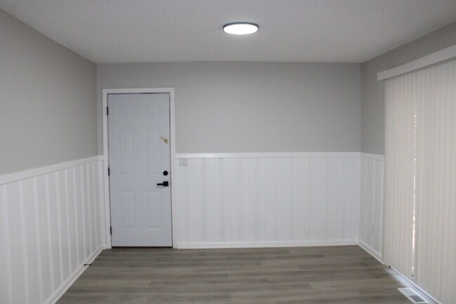 Building Photo - Spacious and beautiful 5 bedrooms and 2 full baths home located on E 47th St in Kansas City, MO