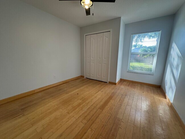 Building Photo - 1374 SE Concha St