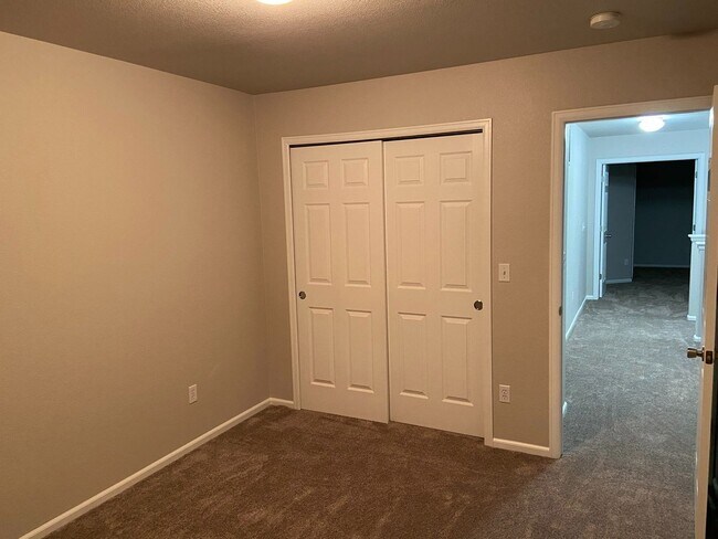 Building Photo - Newly Updated 3Bed/3Bath Townhome Near Ft Carson!