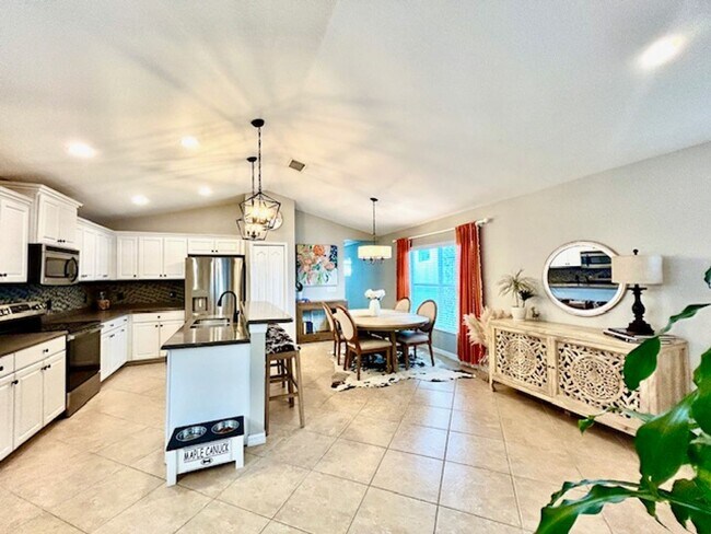 Building Photo - 2/2 UNFURNISHED - ADORABLE BUNGALOW- WITH ...