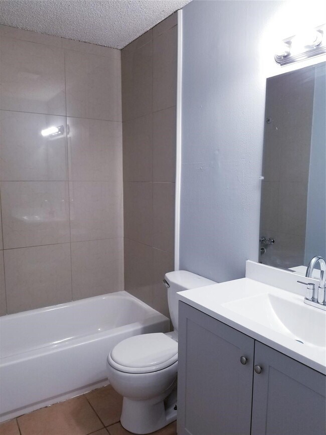 Building Photo - 8631 Valley Ledge Dr