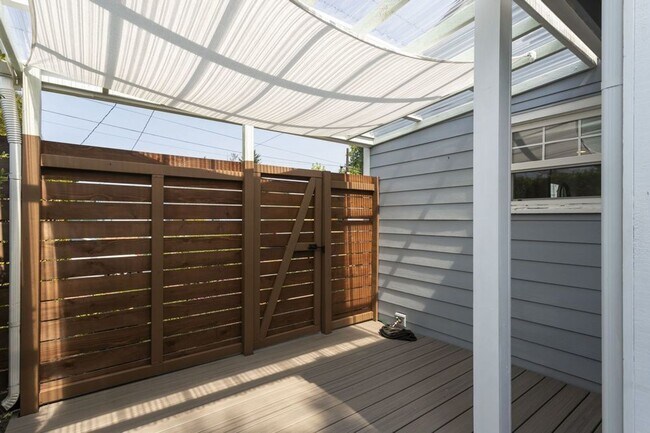 Building Photo - Charming Two Bedroom Haven in SE Portland!