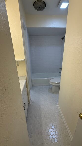 Master Bath - 306 Rita Dr