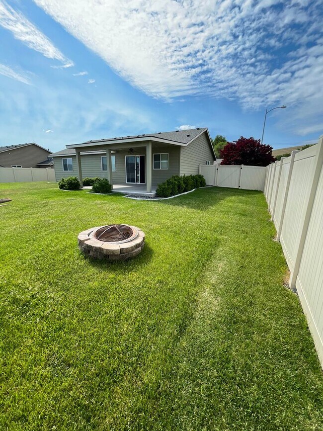 Building Photo - Beautiful Three Bedroom Two Bath in Kennewick