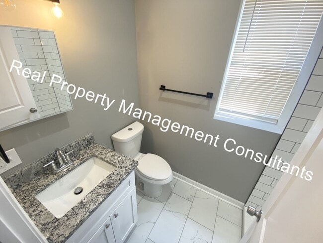 Building Photo - Renovated 3-Bedroom Home! Deposit Free Living Available via Obligo