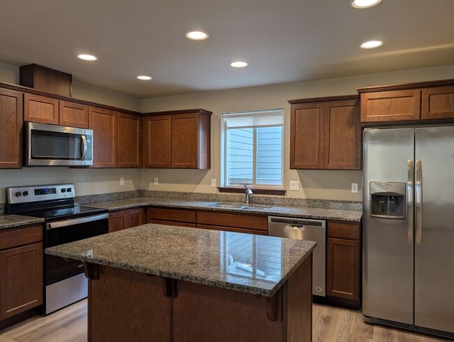 Building Photo - Beautiful 3 Bedroom 2.5  Bathroom Townhome w/ 2-car Garage - in the Eastmont School District!