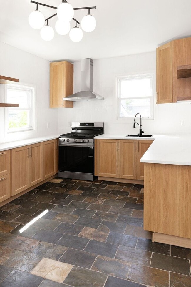 Building Photo - Renovated Home!