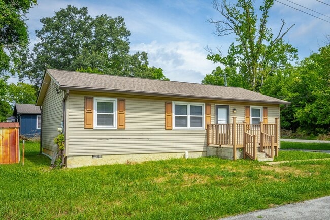 Building Photo - Charming home now available for rent in Ch...