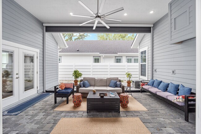 Retractable screened lanai - 13265 SW 9th Rd