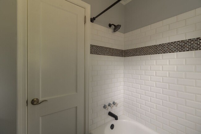 Building Photo - Spacious home located in a great neighborhood!