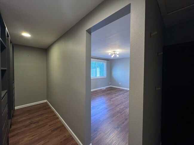 Building Photo - 3 Bedroom 2.5 Bath in Desirable Renton Fairwood Greens