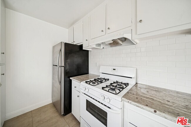 Building Photo - 7548 Hampton Ave