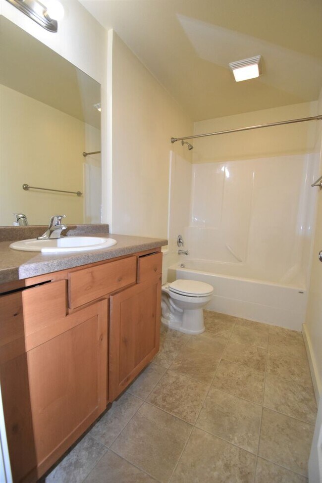Building Photo - Beautiful 2BR/1Bath Unit.  Centrally Located.  Washer/Dryer in unit!