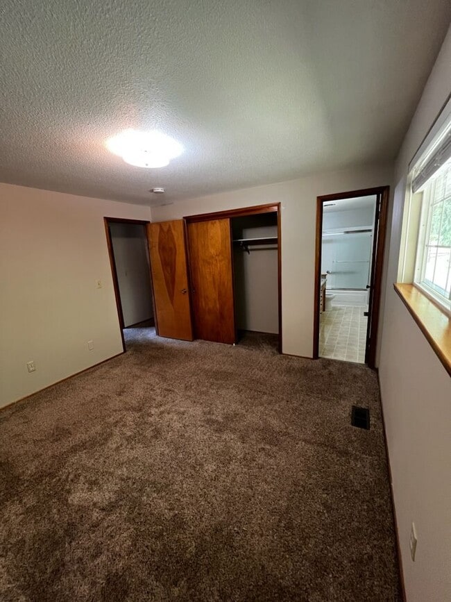 Building Photo - Lovely Lakewood single level 3 Bedroom 2 f...