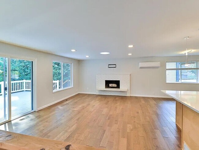 Building Photo - Remodeled Bellevue Home