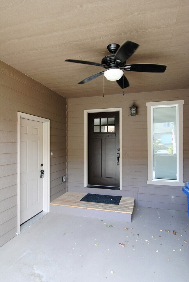 Building Photo - 3950 NE Vista del Rey Dr