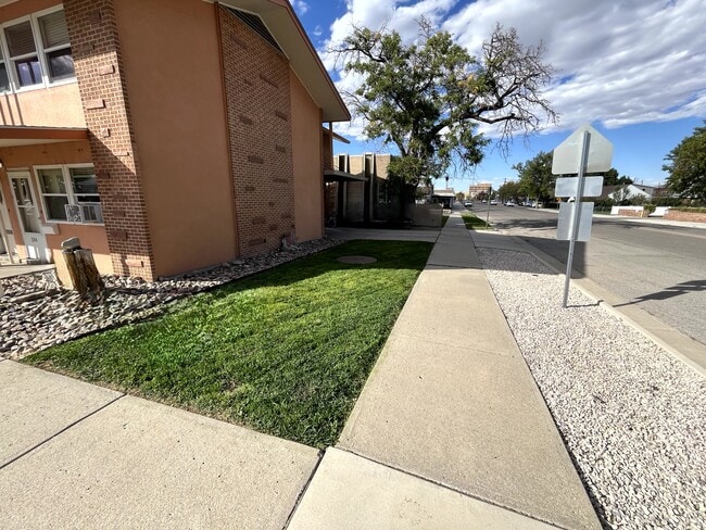 Building Photo - 206 W 7th St