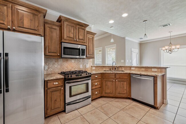 Building Photo - Available for September Move In! Spacious ...