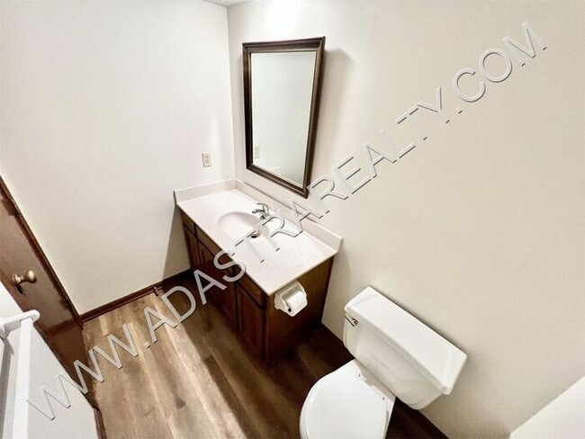 Building Photo - Spacious Duplex in Blue Valley-Available NOW!!