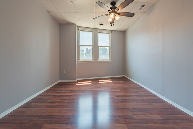 Building Photo - 104 N Graham St