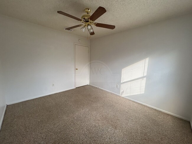 Building Photo - **2 WEEK FREE RENT***3103 Thoroughbred, Ki...