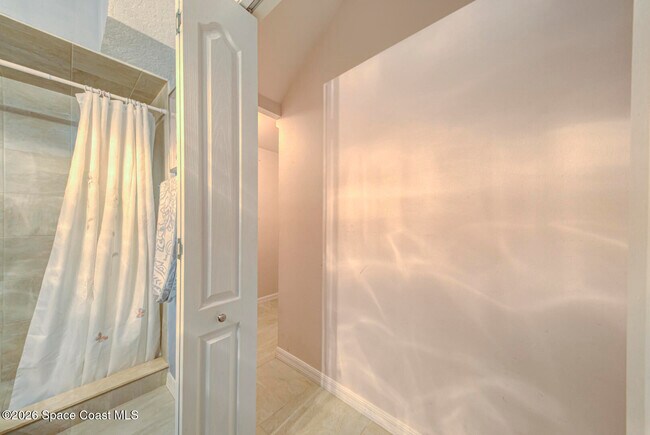 Building Photo - 1937 Golf Vista Blvd