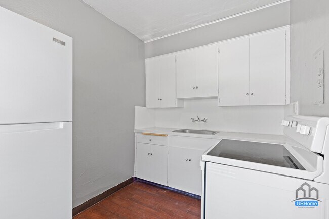Building Photo - Charming Portland Studio – Prime Walkable Location, $1,100