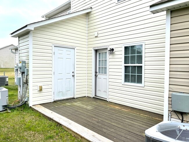 Building Photo - Charming 2BR Townhome Minutes from Hwy 172 Back Gate