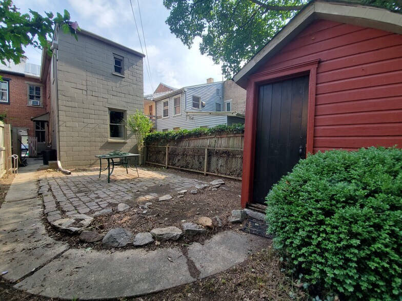 Building Photo - 166 E Pomfret St