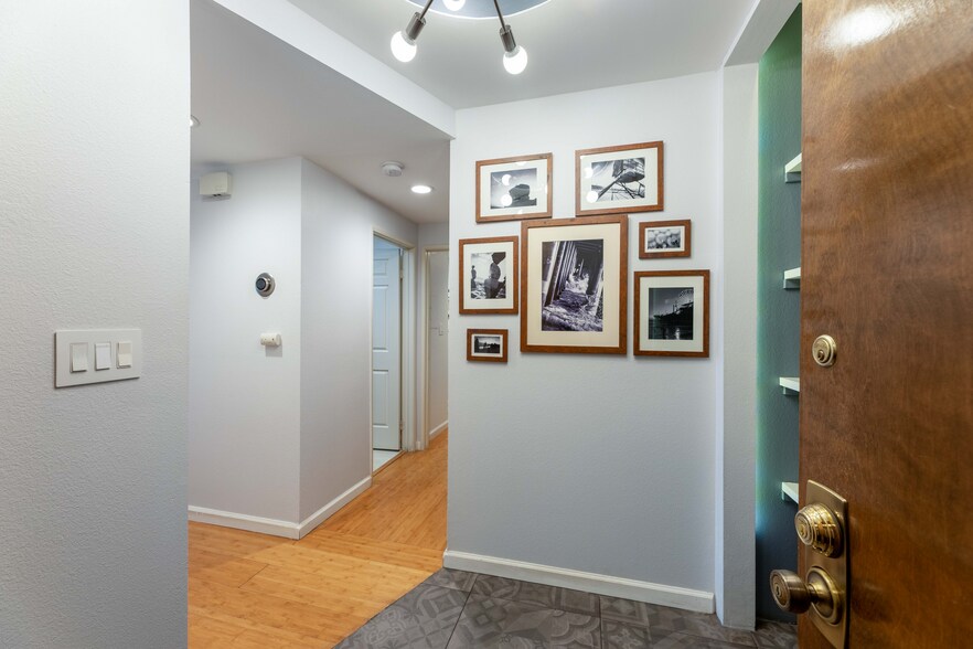 foyer - 11322 Camarillo St