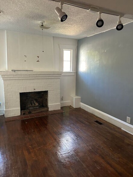 Building Photo - 1009 E Leicester Ave