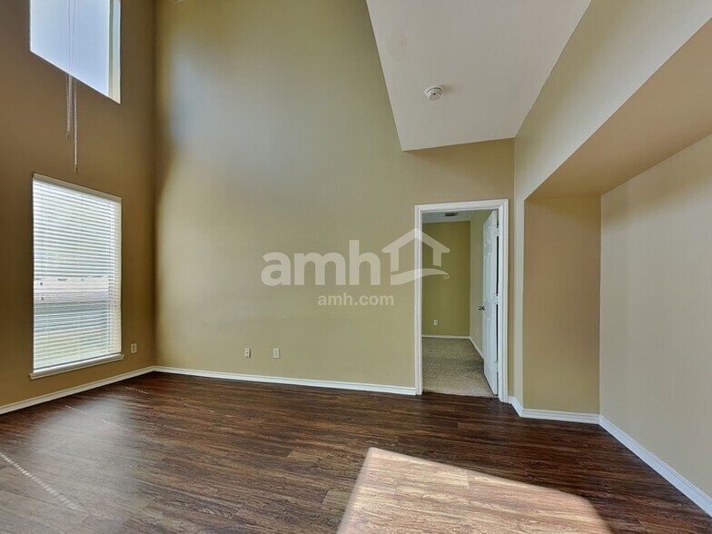 Building Photo - 2718 Lakecrest Way Dr