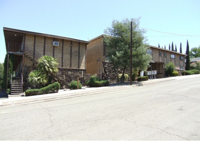 Building Photo - 2 BED 1 BATH UPSTAIRS UNIT *PET FRIENDLY