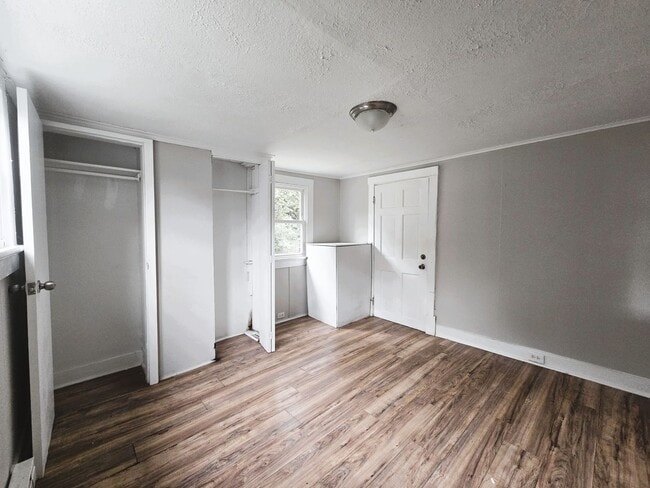 Building Photo - Three Bedroom House off of Campbell Avenue!