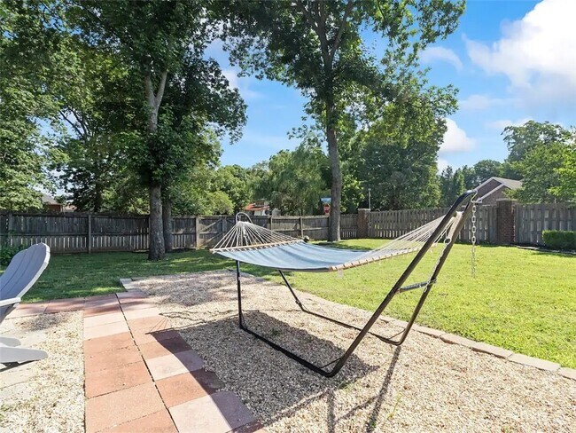 Building Photo - 701 SW Maidstone Ave