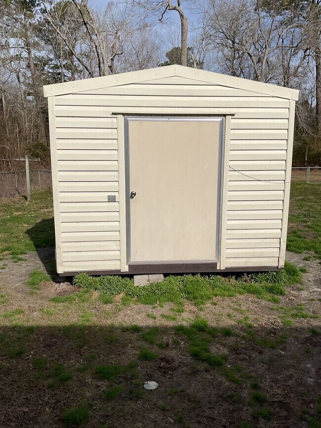 Building Photo - 2 Bedroom 1 Bath Located of Fire Tower Road