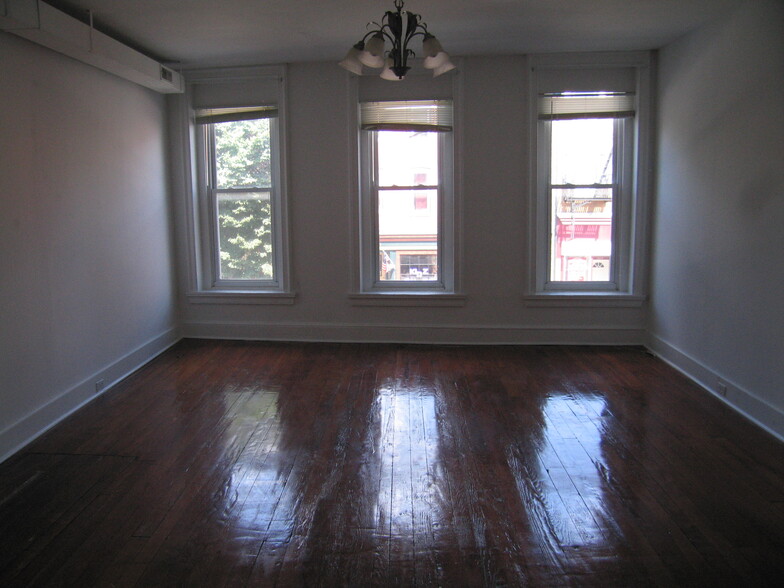 Primary Photo - 1034 S Charles St