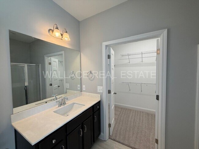 Building Photo - BEAUTIFUL 4 BEDROOM HOUSE IN LENOIR CITY!!!