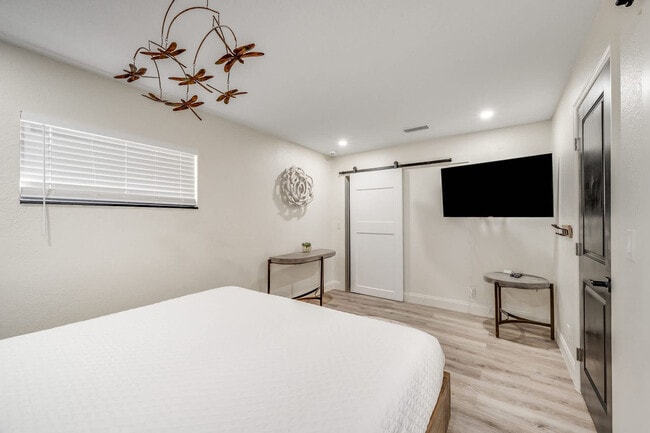 Building Photo - 415 N Shore Dr