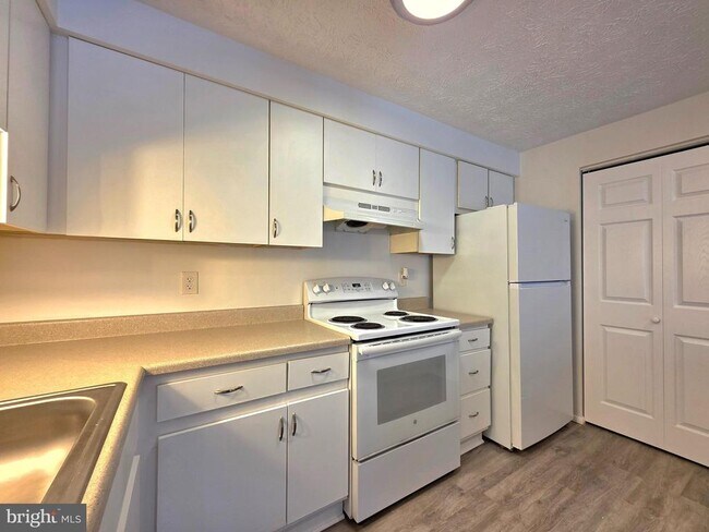 Building Photo - 8380 Brockham Dr