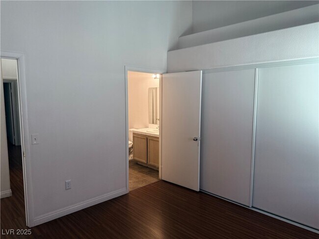 Building Photo - 2110 Los Feliz St