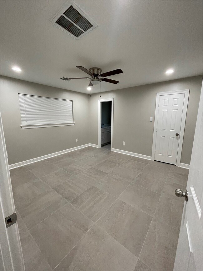 Building Photo - 2706 Wilshire Cir