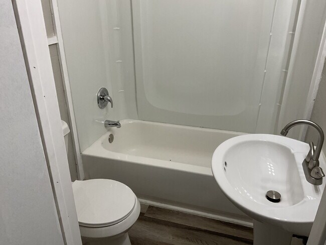 Building Photo - Super Affordable 2 Bed/ 1 Bath